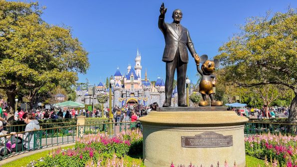 Estátua Partners de Walt Disney e Mickey diante do Castelo da Bela Adormecida na Disneyland California